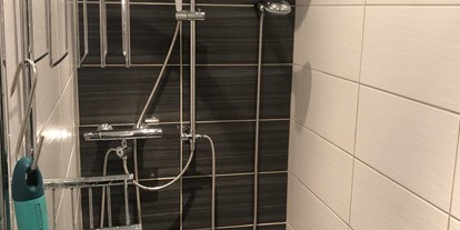 Monteurwohnung - Badezimmer: Gemeinschaftsbad - Ostfriesland - Bad, Erdgeschoß, Dusche - Hans Neemann