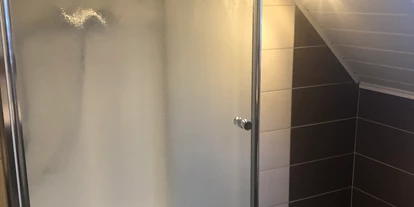 Monteurwohnung - Badezimmer: Gemeinschaftsbad - PLZ 26489 (Deutschland) - Dusche, Obergeschoß - Hans Neemann