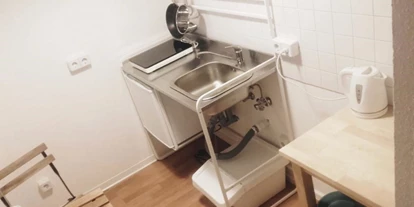 Monteurwohnung - Zimmertyp: Doppelzimmer - PLZ 01326 (Deutschland) - Kleine Küche bietet Kühlschrank Herdplatte und Sitzecke zum frühstücken. - Apartment Nahe der A4