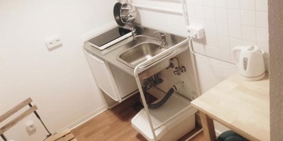 Monteurwohnung - Bettwäsche: Bettwäsche inklusive - PLZ 01309 (Deutschland) - Kleine Küche bietet Kühlschrank Herdplatte und Sitzecke zum frühstücken. - Apartment Nahe der A4