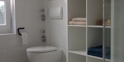Monteurwohnung - Kühlschrank - PLZ 23611 (Deutschland) - Bad mit Dusche und WC - Mo-Wo Lübeck / Ratzeburg / Wismar mit kompl. Küche für 4 Personen 