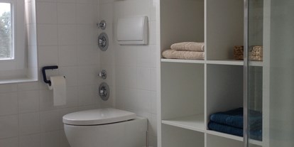 Monteurwohnung - Badezimmer: eigenes Bad - Grinau - Bad mit Dusche und WC - Mo-Wo Lübeck / Ratzeburg / Wismar mit kompl. Küche für 4 Personen 