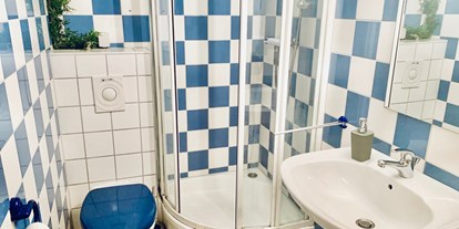 Monteurwohnung - Badezimmer: eigenes Bad - Ostseeküste - DEUTSCHE VILLA - SOUTERRAIN Apartment 2 Zi. Wohnung in Rostock mit Terrasse EG
