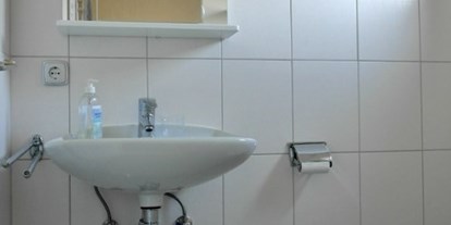 Monteurwohnung - Kühlschrank - Schönenberg-Kübelberg - Badezimmer mit Toilette - Ferienwohnung **** Am Bosenberg in St. Wendel, Nähe Bostalsee, Saarland