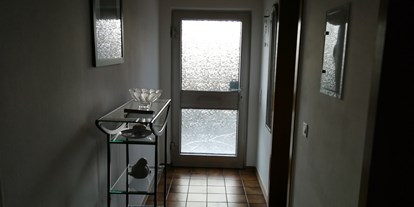 Monteurwohnung - Küche: eigene Küche - Hadamar - Flur mit Eingang - Dietmar Stern