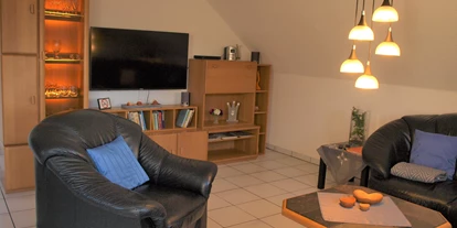 Monteurwohnung - Zimmertyp: Doppelzimmer - PLZ 58708 (Deutschland) - Gemütliches Wohnzimmer mit Flat-TV - Große Wohnung mit 3 Schlafzimmern, Bad/Dusche, Küche 