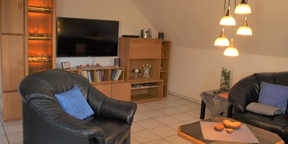 Monteurwohnung - TV - Fröndenberg - Gemütliches Wohnzimmer mit Flat-TV - Große Wohnung mit 3 Schlafzimmern, Bad/Dusche, Küche 