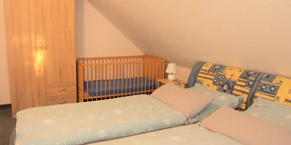 Monteurwohnung - Bettwäsche: Bettwäsche inklusive - PLZ 58638 (Deutschland) - Schlafzimmer mit Kinderbett - Große Wohnung mit 3 Schlafzimmern, Bad/Dusche, Küche 