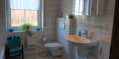 Monteurwohnung - Kühlschrank - PLZ 58640 (Deutschland) - Bad mit Badewanne, Dusche und WC - Große Wohnung mit 3 Schlafzimmern, Bad/Dusche, Küche 