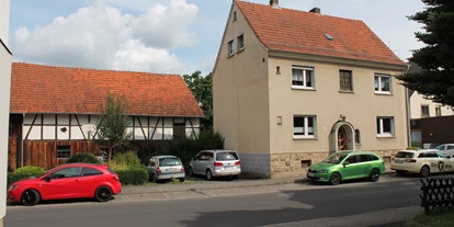 Monteurwohnung - WLAN - PLZ 36124 (Deutschland) - Dieses Ferienapartment in Fulda trennen 1,3 km von der barocken Innenstadt mit dem Dom, dem Schloss und der Altstadt. Sie wohnen 1,9 km von der Esperantohalle und 3 km vom Messegelände Fulda entfernt. Das WLAN nutzen Sie in der gesamten Unterkunft kostenfrei.

Die Fewo Fulda Neuenberg bietet 2 Schlafzimmer, eine komplett ausgestattete Küche sowie ein Wohnzimmer mit Sat-TV. Zudem werden Handtücher und Bettwäsche bereitgestellt.

Unweit der Fewo Fulda Neuenberg verlaufen die Radwege R1, R2 und R3. Für 1 Auto steht Ihnen ein Parkplatz kostenfrei zur Verfügung. Darüber hinaus verkehren alle 20 Minuten die Buslinien 3 und 4. - Ferienwohnung-Fulda