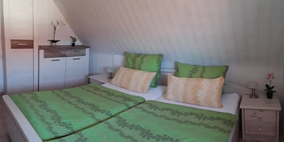 Monteurwohnung - Zimmertyp: Doppelzimmer - Fulda Neuenberg - Schlafzimmer 1 - Doppelbett mit Nachtkonsolen - Ferienwohnung-Fulda