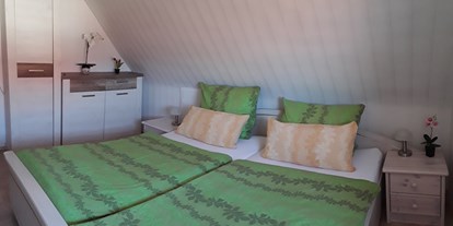 Monteurwohnung - Art der Unterkunft: Ferienwohnung - Flieden Döngesmühle Struth - Schlafzimmer 1 - Doppelbett mit Nachtkonsolen - Ferienwohnung-Fulda