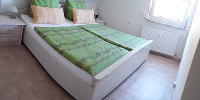Monteurwohnung - Bettwäsche: Bettwäsche inklusive - Schlitz - Schlafzimmer 1 - Ansicht aus der Tür hinaus - Ferienwohnung-Fulda