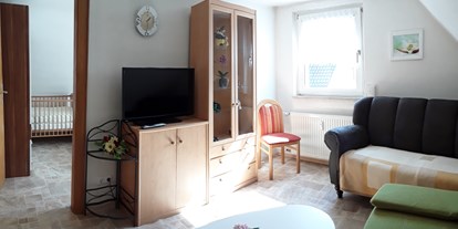 Monteurwohnung - Küche: eigene Küche - Herbstein - Wohnzimmer mit Flachbild-TV - Ferienwohnung-Fulda