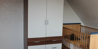 Monteurwohnung - Waschmaschine - Hofbieber - 2. Schlafzimmer - mit Babybett mit 0,70 x 1,40 Meter und Kleiderschrank - Ferienwohnung-Fulda