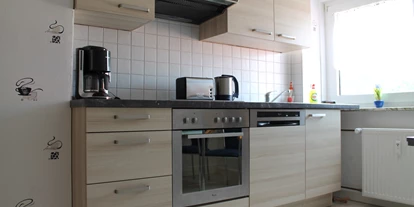 Monteurwohnung - Zimmertyp: Doppelzimmer - Fulda Neuenberg - Küchenzeile mit Ceranherd, Kaffeemaschine, Wasserkocher, Spülmaschine - Ferienwohnung-Fulda