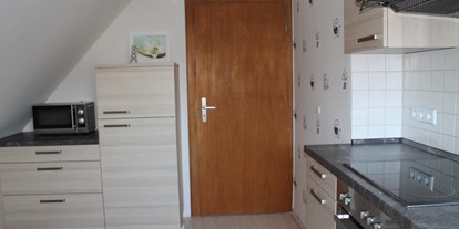 Monteurwohnung - Badezimmer: eigenes Bad - Hofbieber - andere Seite der Küche mit Kühl- Gefrierkombination und Microwelle - Ferienwohnung-Fulda