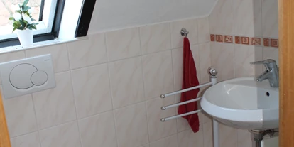Monteurwohnung - Zimmertyp: Doppelzimmer - Fulda Neuenberg - kleines!!! Bad mit Waschbecken, WC und Badewanne - Ferienwohnung-Fulda
