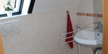 Monteurwohnung - Badezimmer: eigenes Bad - PLZ 36137 (Deutschland) - kleines!!! Bad mit Waschbecken, WC und Badewanne - Ferienwohnung-Fulda