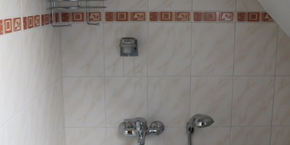 Monteurwohnung - Küche: eigene Küche - PLZ 97786 (Deutschland) - kleines Bad mit Waschbecken, WC und Badewanne - Ferienwohnung-Fulda