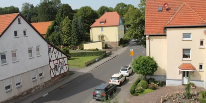 Monteurwohnung - WLAN - PLZ 36124 (Deutschland) - Aussicht zur Straße von der Küche - Parkplätze am Straßenrand verfügbar - Ferienwohnung-Fulda
