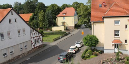 Monteurwohnung - Kühlschrank - Flieden - Aussicht zur Straße von der Küche - Parkplätze am Straßenrand verfügbar - Ferienwohnung-Fulda