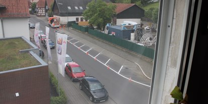 Monteurwohnung - Kühlschrank - Poppenhausen (Fulda) - Aussicht zur Straße von dem Wohnzimmer - weitere Parkplätze am Straßenrand verfügbar - Ferienwohnung-Fulda