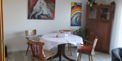 Monteurwohnung - Zimmertyp: Doppelzimmer - Schmißberg - Essecke im Wohnzimmer - Haus Bischoff