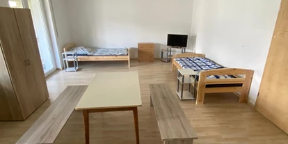 Monteurwohnung - Küche: eigene Küche - Glinde (Kreis Stormarn) - Wohnraum mit Einzelbetten und TV - ZIMMER AUF ZEIT 