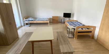 Monteurwohnung - Küche: eigene Küche - Jork - Wohnraum mit Einzelbetten und TV - ZIMMER AUF ZEIT 