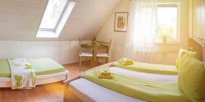 Monteurwohnung - Kühlschrank - Kreischa - Schlafzimmer Wohnung 2 mit Doppelbett und Einzelbett - Aktiv-Ferien-Dresden