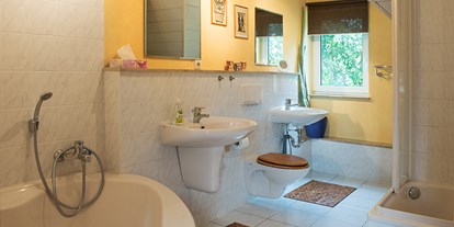 Monteurwohnung - Zimmertyp: Einzelzimmer - Sächsische Schweiz - Bad mit Wanne und Dusche und 2 Waschtischen in Wohnung 2 - Aktiv-Ferien-Dresden