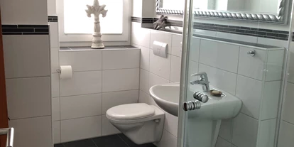 Monteurwohnung - Bettwäsche: Bettwäsche inklusive - Seevetal - Modernes Badezimmer - Gemütliches Zimmer mit Küche, Bad und Terrasse