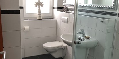 Monteurwohnung - Bettwäsche: Bettwäsche inklusive - Garlstorf - Modernes Badezimmer - Gemütliches Zimmer mit Küche, Bad und Terrasse