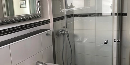 Monteurwohnung - Kühlschrank - PLZ 21220 (Deutschland) - Bad mit Dusche und WC - Gemütliches Zimmer mit Küche, Bad und Terrasse