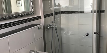 Monteurwohnung - Kühlschrank - PLZ 21244 (Deutschland) - Bad mit Dusche und WC - Gemütliches Zimmer mit Küche, Bad und Terrasse