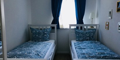 Monteurwohnung - Kühlschrank - Jerrishoe - Schlafzimmer mit zwei Einzelbetten - Juhlsgaard - FeWo Speeldeel