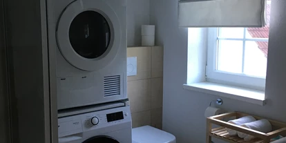 Monteurwohnung - Waschmaschine - Oeversee Barderup - Duschbad mit Waschmaschine und Trockner - Juhlsgaard - FeWo Speeldeel
