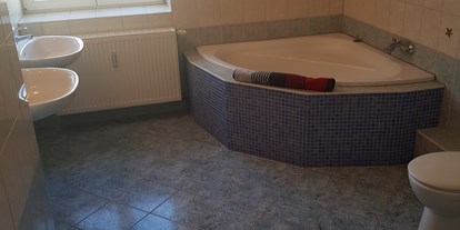 Monteurwohnung - Badezimmer: eigenes Bad - Neukieritzsch - Gemütliches badezimmer - Grün