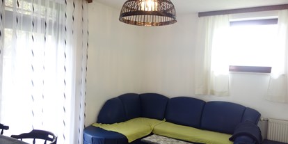 Monteurwohnung - Kühlschrank - Moosburg (Moosburg) - Wohnzimmer mit Essbereich - Appartements Kubisko