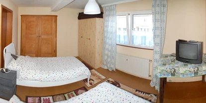 Monteurwohnung - Balkon - Benzweiler - 2 Bett Zimmer mit Flatscreen (neu) - Monteurwohnung Tiefenbach