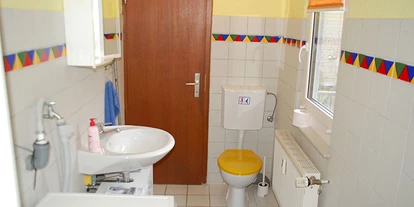 Monteurwohnung - Zimmertyp: Doppelzimmer - Gödenroth - Badezimmer mit Waschmaschine - Monteurwohnung Tiefenbach