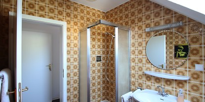 Monteurwohnung - Badezimmer: eigenes Bad - Heinsen - Bad für Einzel/Doppelzimmer - Gästehaus am Park