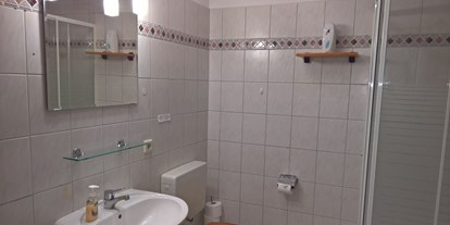 Monteurwohnung - Badezimmer: eigenes Bad - Güster - Bad der Monteurunterkunft - Monteurzimmer Elmenhorst  ab 5 Pers. 14€