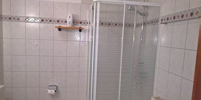 Monteurwohnung - Badezimmer: eigenes Bad - Güster - Dusche - Monteurzimmer Elmenhorst  ab 5 Pers. 14€