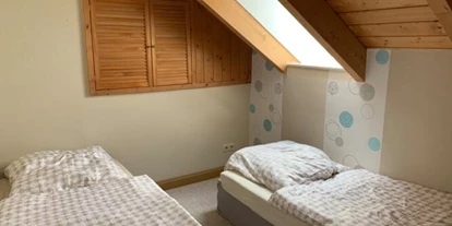 Monteurwohnung - Kühlschrank - PLZ 06722 (Deutschland) - Schlafzimmer mit Einzelbetten - Monteur Wohnung 2 Schlafplätze 