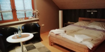 Monteurwohnung - Zimmertyp: Doppelzimmer - Gädheim Ottendorf - Ruhiges grosses gemütliches Monteurzimmer mit Balkon