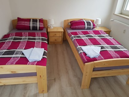 Monteurwohnung - Bettwäsche: Bettwäsche inklusive - PLZ 37581 (Deutschland) - Schlafzimmer mit zwei Einzelbetten im Monteurzimmer Delligsen.
 - Monteurzimmer Delligsen