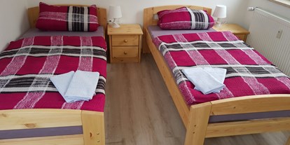 Monteurwohnung - Art der Unterkunft: Ferienwohnung - Deutschland - Schlafzimmer mit zwei Einzelbetten im Monteurzimmer Delligsen.
 - Monteurzimmer Delligsen