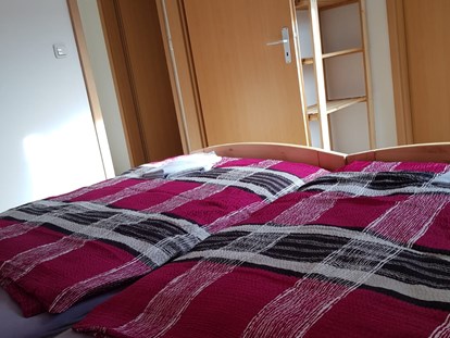 Monteurwohnung - Bettwäsche: Bettwäsche inklusive - Einbeck - Schlafzimmer in der Monteurunterkunft in Delligsen. - Monteurzimmer Delligsen
